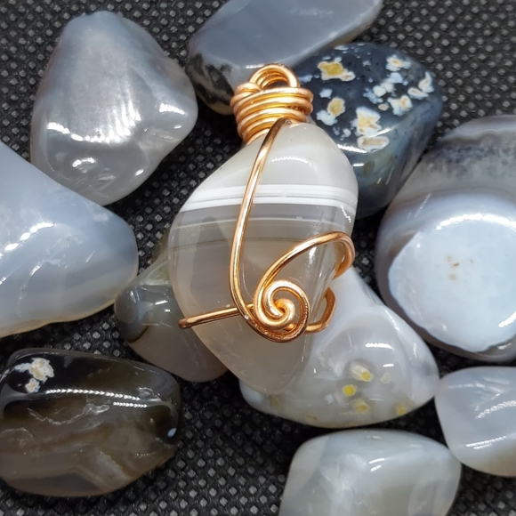 Wire wrapped polished agate necklace pendant. - Picture 1 of 3
